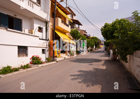 Scena di strada del tradizionale villaggio cretese di Panormo Foto Stock