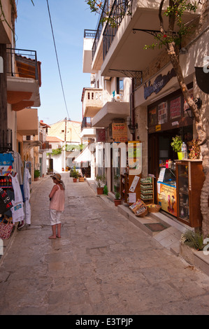 Scena di strada del tradizionale villaggio cretese di Panormo Foto Stock