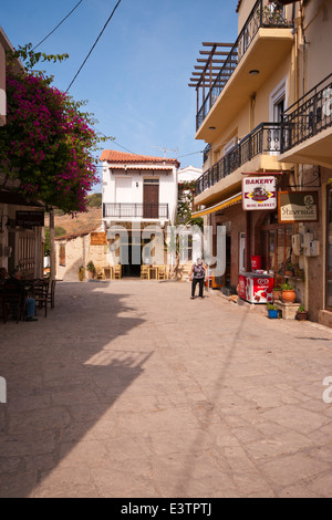 Scena di strada del tradizionale villaggio cretese di Panormo Foto Stock