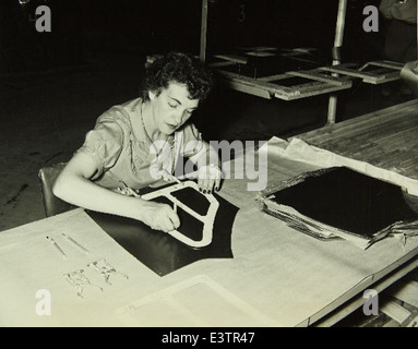 La fresatura chimica, una tecnica utilizzata nella produzione di aeromobili, era un processo essenziale presso la Consolidated/Convair Aircraft Factory di San Diego. Questo processo ha contribuito a modellare e perfezionare le parti degli aeromobili, contribuendo alla produzione di modelli di aeromobili chiave durante la metà del XX secolo. Il San Diego Air and Space Museum conserva la storia di questa tecnica come parte della sua collezione di manufatti dell'aviazione. Foto Stock