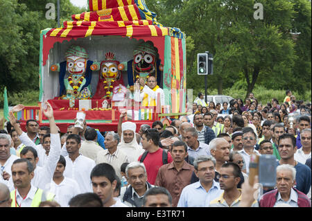 Londra, Regno Unito. Il 29 giugno, 2014. Due carri sono stati tirati attraverso le strade di Liverpool Park per la Shree Swaminarayan Tempio a Stanmore, a nord di Londra, da centinaia di devoti. Rath Yatra è una celebrazione in cui Lord Jagannath è insediato in un carro divino (Rath) e presa attraverso la città di Jagannath Puri. Credito: Lee Thomas/ZUMA filo/ZUMAPRESS.com/Alamy Live News Foto Stock