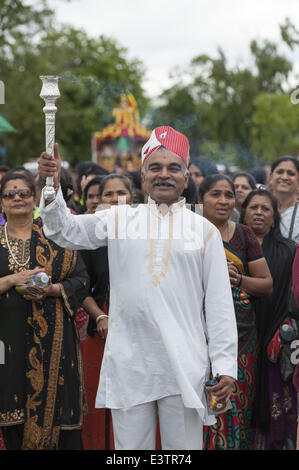 Londra, Regno Unito. Il 29 giugno, 2014. Due carri sono stati tirati attraverso le strade di Liverpool Park per la Shree Swaminarayan Tempio a Stanmore, a nord di Londra, da centinaia di devoti. Rath Yatra è una celebrazione in cui Lord Jagannath è insediato in un carro divino (Rath) e presa attraverso la città di Jagannath Puri. Credito: Lee Thomas/ZUMA filo/ZUMAPRESS.com/Alamy Live News Foto Stock