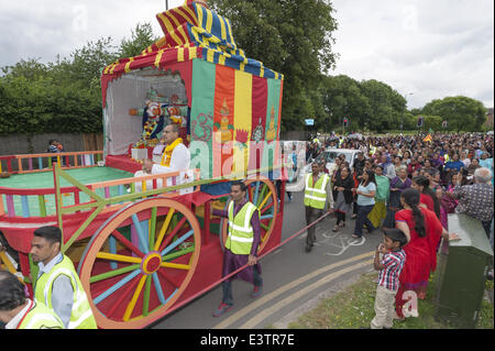 Londra, Regno Unito. Il 29 giugno, 2014. Due carri sono stati tirati attraverso le strade di Liverpool Park per la Shree Swaminarayan Tempio a Stanmore, a nord di Londra, da centinaia di devoti. Rath Yatra è una celebrazione in cui Lord Jagannath è insediato in un carro divino (Rath) e presa attraverso la città di Jagannath Puri. Credito: Lee Thomas/ZUMA filo/ZUMAPRESS.com/Alamy Live News Foto Stock