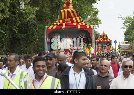 Londra, Regno Unito. Il 29 giugno, 2014. Due carri sono stati tirati attraverso le strade di Liverpool Park per la Shree Swaminarayan Tempio a Stanmore, a nord di Londra, da centinaia di devoti. Rath Yatra è una celebrazione in cui Lord Jagannath è insediato in un carro divino (Rath) e presa attraverso la città di Jagannath Puri. Credito: Lee Thomas/ZUMA filo/ZUMAPRESS.com/Alamy Live News Foto Stock