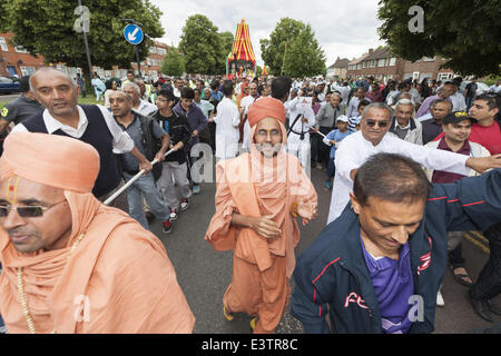 Londra, Regno Unito. Il 29 giugno, 2014. Due carri sono stati tirati attraverso le strade di Liverpool Park per la Shree Swaminarayan Tempio a Stanmore, a nord di Londra, da centinaia di devoti. Rath Yatra è una celebrazione in cui Lord Jagannath è insediato in un carro divino (Rath) e presa attraverso la città di Jagannath Puri. Credito: Lee Thomas/ZUMA filo/ZUMAPRESS.com/Alamy Live News Foto Stock