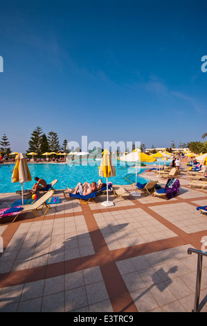 Le persone in vacanza per godersi il sole in e intorno alla piscina dell'Hotel Iberostar Creta Marine Panormo Creta Foto Stock