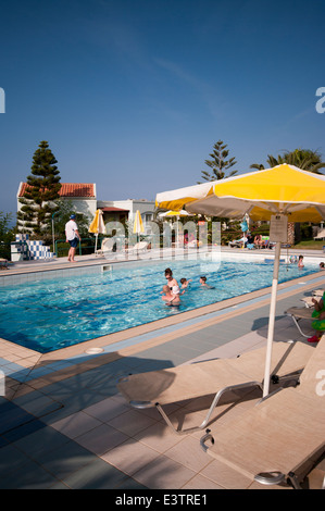Le persone in vacanza per godersi il sole in e intorno alla piscina dell'Hotel Iberostar Creta Marine Panormo Creta Foto Stock