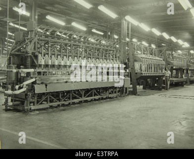 Questa immagine illustra il dispositivo di carico utilizzato nella produzione di strutture a nido d'ape presso la fabbrica Consolidated/Convair Aircraft di Fort Worth. Questi apparecchi erano essenziali per la creazione di componenti leggeri e durevoli per aeromobili militari. Foto Stock