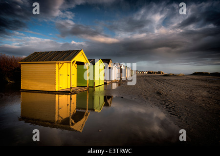 Pittoresca spiaggia di capanne sulla spiaggia sabbiosa di West Wittering, West Sussex, Regno Unito Foto Stock