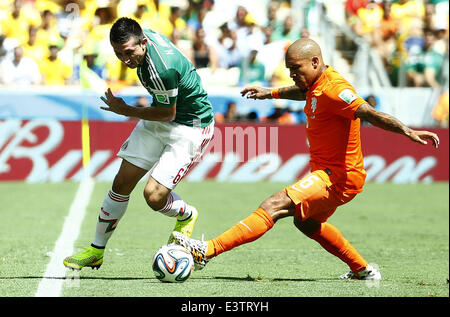 Fortaleza Brasile. Il 29 giugno, 2014. Paesi Bassi è Nigel de Jong (R) il sistema VIES con il Messico di Hector Herrera nel corso di un turno di 16 corrispondenza tra i Paesi Bassi e il Messico di 2014 FIFA World Cup al Estadio Castelao Stadium di Fortaleza, Brasile, il 29 giugno 2014. Credito: Chen Jianli/Xinhua/Alamy Live News Foto Stock