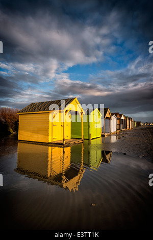 Pittoresca spiaggia di capanne sulla spiaggia sabbiosa di West Wittering, West Sussex, Regno Unito Foto Stock