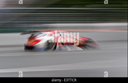 Norimberga, Germania. Il 29 giugno, 2014. Driver russo Vitaly Petrov (Mercedes AMG) in azione nella sua Mercedes AMG C-Coupe durante il DTM, German Touring Car Masters gara al Norisring in Nuremberg, Germania, 29 giugno 2014. Foto: DANIEL KARMANN/dpa/Alamy Live News Foto Stock