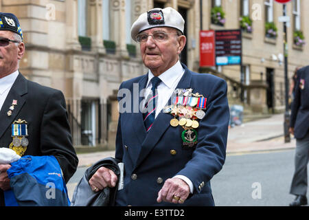 Glasgow, Regno Unito. Il 29 giugno, 2014. Più di 1200 personale di servizio, incluso il passato, i pensionati e i veterani hanno preso parte a Glasgow la parata annuale e la celebrazione delle Forze Armate giorno attraverso il centro della città e infine assemblati in George Square. La sfilata è stato guidato dalla banda dei Royal Marines ed è stato incoraggiato da molti ben wishers lungo il percorso. Credito: Findlay/Alamy Live News Foto Stock