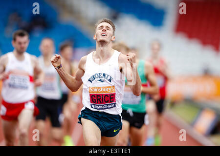 Birmingham, Regno Unito. Il 29 giugno, 2014. Charlie GRICE (Brighton) celebra il vincitore Uomini 1500m Final durante la Sainsbury's British Atletica da Alexander Stadium. Credito: Azione Sport Plus/Alamy Live News Foto Stock