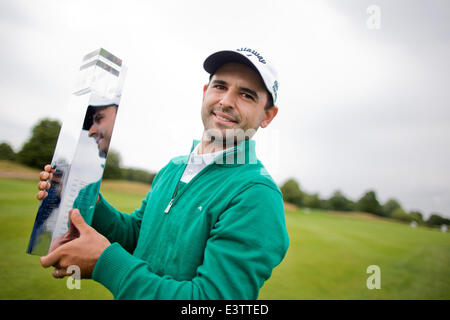 Pulheim, Germania. Il 29 giugno, 2014. Il Golfer Fabrizio Zanotti del Paraguay pone con il vincitore della coppa a livello internazionale aperto all'intestino Laerchenhof in Pulheim vicino a Colonia, 29 giugno 2014. Foto: ROLF VENNENBERND/dpa/Alamy Live News Foto Stock