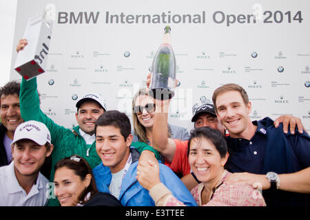 Pulheim, Germania. Il 29 giugno, 2014. Il Golfer Fabrizio Zanotti del Paraguay e sua moglie Lucia posano con il vincitore della coppa a livello internazionale aperto all'intestino Laerchenhof in Pulheim vicino a Colonia, 29 giugno 2014. Foto: ROLF VENNENBERND/dpa/Alamy Live News Foto Stock