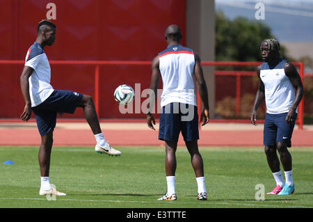 Brasilia, Brasile. Il 29 giugno, 2014. Nazionale in Francia i giocatori di calcio Paul Pogba (L) e Bacary Sagna (R) durante una sessione di formazione presso il Centro de Capacitacao Fisica dos Bombeiros a Brasilia, Brasile, 29 giugno 2014. La Francia dovrà affrontare la Nigeria per la Coppa del Mondo FIFA 2014 round di 16 corrispondono a Brasilia, il 30 giugno 2014. Foto: Marius Becker/dpa/Alamy Live News Foto Stock