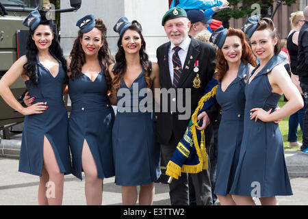 Glasgow, Regno Unito. Il 29 giugno, 2014. Più di 1200 personale di servizio, incluso il passato, i pensionati e i veterani hanno preso parte a Glasgow la parata annuale e la celebrazione delle Forze Armate giorno attraverso il centro della città e infine assemblati in George Square. La sfilata è stato guidato dalla banda dei Royal Marines ed è stato incoraggiato da molti ben wishers lungo il percorso. Credito: Findlay/Alamy Live News Foto Stock