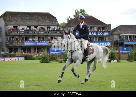 Hickstead, UK. Il 29 giugno, 2014. CSI Equestrian.com**** Hickstead Derby, world class show jumping, West Sussex, Regno Unito. giornata finale, il Equestrian.com Derby. 2 ° posto e negli ultimi anni vincitore Philip Miller (GBR) riding Caritar Z Credito: Julie Badrick/Alamy Live News Foto Stock