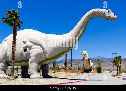 I Dinosauri Cabazon (o Claude Bell's dinosauri) dal lato di I10 in Cabazon, vicino a Palm Springs, nel sud della California, Stati Uniti d'America Foto Stock