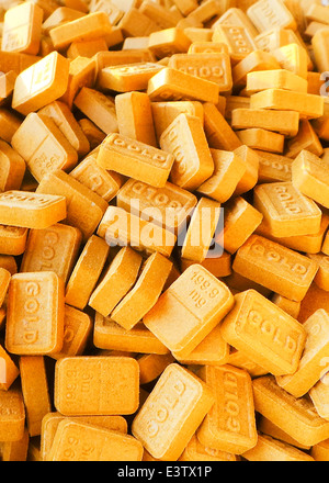 Appena premuto di pillole di ecstasy chiamato 'Oro Bar' contenente circa 200mg di MDMA (3,4-metilendiossi-N-methylamphetamine). Foto Stock