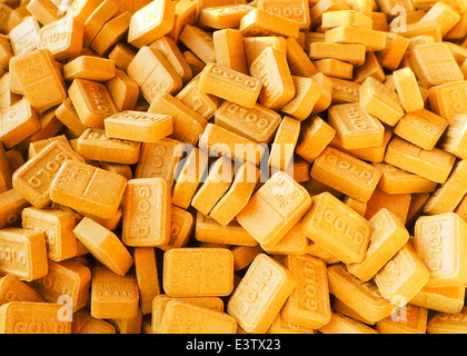 Appena premuto di pillole di ecstasy chiamato 'Oro Bar' contenente circa 200mg di MDMA (3,4-metilendiossi-N-methylamphetamine). Foto Stock