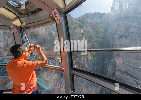 Turistica prendendo fotografia di ruotare il tram auto su Palm Springs Aerial Tram, Palm Springs, nel sud della California, Stati Uniti d'America Foto Stock