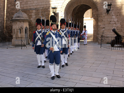 Palazzo Almudaina, Palma - cerimonia del Cambio della Guardia d'onore (ultimo sabato di ogni mese) Palma de Mallorca / Maiorca Foto Stock