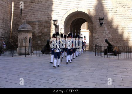 Palazzo Almudaina, Palma - cerimonia del Cambio della Guardia d'onore (ultimo sabato di ogni mese) Palma de Mallorca / Maiorca Foto Stock