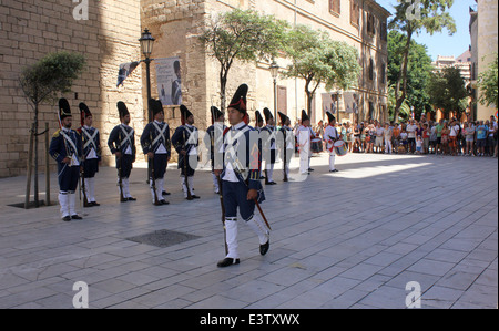 Palazzo Almudaina, Palma - cerimonia del Cambio della Guardia d'onore (ultimo sabato di ogni mese) Palma de Mallorca / Maiorca Foto Stock