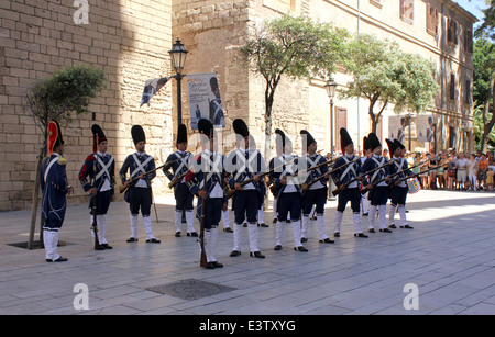 Palazzo Almudaina, Palma - cerimonia del Cambio della Guardia d'onore (ultimo sabato di ogni mese) Palma de Mallorca / Maiorca Foto Stock