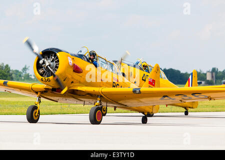 Waterloo, Ontario, Canada. Il 27 giugno, 2014. Canadian Harvard traning aeromobili, Giugno 28 2014 Regione di Waterloo Ontario Canada. Sesta annuale Waterloo Air Show.Regione di Waterloo International Airport. Credit: prestazioni di immagine/Alamy Live News Foto Stock