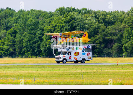 Waterloo, Ontario, Canada. Il 27 giugno, 2014. Kent Piersch sbarco il suo Interstate Cadet sul tetto di una commovente RV , 28 giugno 2014 Regione di Waterloo Ontario Canada. Sesta annuale Waterloo Air Show.Regione di Waterloo International Airport. Credit: prestazioni di immagine/Alamy Live News Foto Stock