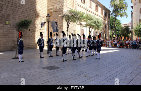 Palazzo Almudaina, Palma - cerimonia del Cambio della Guardia d'onore (ultimo sabato di ogni mese) Palma de Mallorca / Maiorca Foto Stock