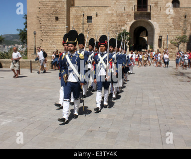 Palazzo Almudaina, Palma - cerimonia del Cambio della Guardia d'onore (ultimo sabato di ogni mese) Palma de Mallorca / Maiorca Foto Stock