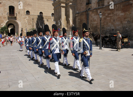 Palazzo Almudaina, Palma - cerimonia del Cambio della Guardia d'onore (ultimo sabato di ogni mese) Palma de Mallorca / Maiorca Foto Stock