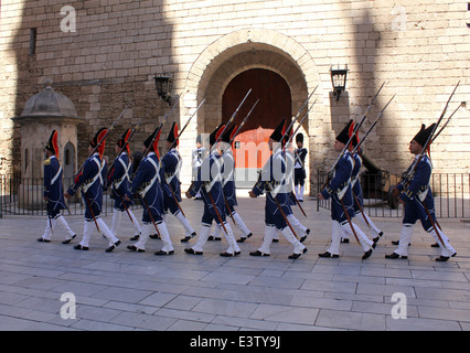 Palazzo Almudaina, Palma - cerimonia del Cambio della Guardia d'onore (ultimo sabato di ogni mese) Palma de Mallorca / Maiorca Foto Stock