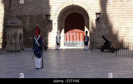 Palazzo Almudaina, Palma - cerimonia del Cambio della Guardia d'onore (ultimo sabato di ogni mese) Palma de Mallorca / Maiorca Foto Stock