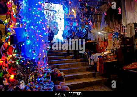 Israele, Gerusalemme. Il 29 giugno, 2014. Un vicolo del Quartiere Musulmano con luci festose durante il mese del Ramadan nella Città Vecchia di Gerusalemme il 29 giugno 2014. I musulmani di tutto il mondo osservare il Ramadan come un mese di digiuno ed è considerato come uno dei cinque pilastri dell Islam. Credito: Eddie Gerald/Alamy Live News Foto Stock