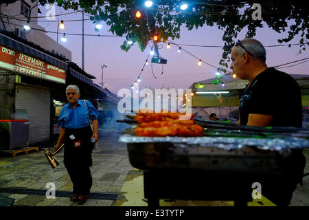 Israele, Gerusalemme. Il 29 giugno, 2014. Scena di strada nella città vecchia sono decorate con luci festose durante il mese del Ramadan nella Città Vecchia di Gerusalemme il 29 giugno 2014. I musulmani di tutto il mondo osservare il Ramadan come un mese di digiuno ed è considerato come uno dei cinque pilastri dell Islam. Credito: Eddie Gerald/Alamy Live News Foto Stock