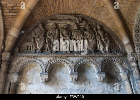 Saxon sculture in pietra nel sud portico a Malmesbury Abbey Foto Stock