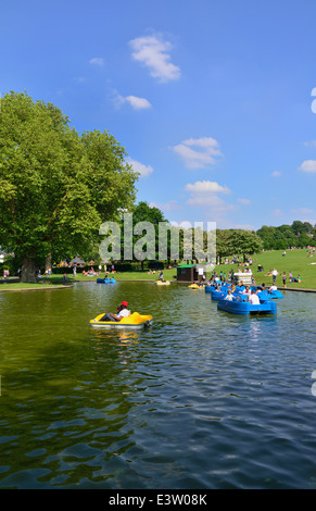 Gite in barca sul lago, il parco di Greenwich, London, Regno Unito Foto Stock