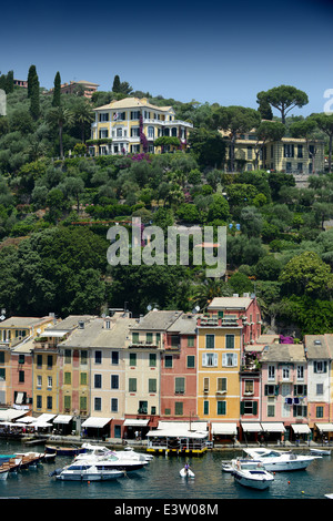 Porto di Portofino e lussuose ville villa Italia Foto Stock