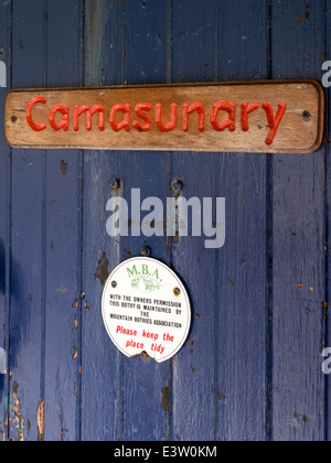 Porta e segno blu di legno, Old Camasunary bothy / Walkers capanna, Isola di Skye, Scozia, Regno Unito Foto Stock