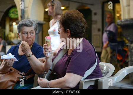 Due donne a mangiare il gelato Chiavari Italia Foto Stock