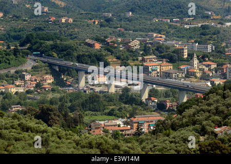 La A12 / E80 Italiano Autostrada chiavari liguria italia strade italiane elevati su strada Foto Stock