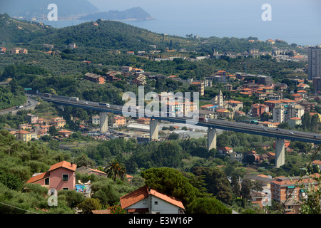 La A12 / E80 Italiano Autostrada chiavari liguria italia strade italiane elevati su strada Foto Stock