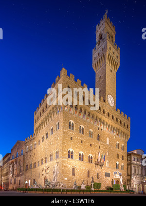 Il vecchio palazzo di notte (Palazzo Vecchio o Palazzo della Signoria), a Firenze (Italia). Foto Stock