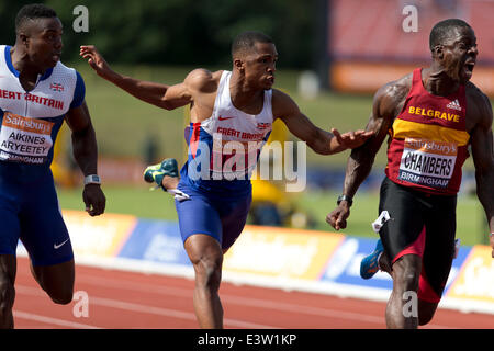 Birmingham, Regno Unito. Il 29 giugno 2014. Dwain CHAMBERS (vincitore), Harry AIKINES-ARYEETEY (seconda), Chijindu UJAH (terza) 100m Finale. 2014 Sainsbury's del campionato britannico, Birmingham Alexander Stadium, UK, Inghilterra. Credito: Simon Balson/Alamy Live News Foto Stock