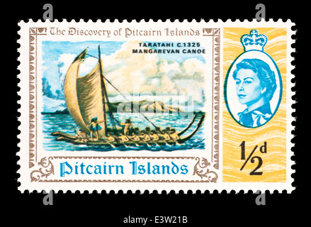 Francobollo dalle Isole Pitcairn raffigurante un Mangarevan canoa e Pitcairn Island. Foto Stock